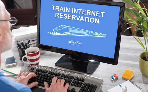 Tren Ile Bir Bilgisayar Kullanarak Adam Internet Rezervasyon Kavramı Üstünde — Stok fotoğraf