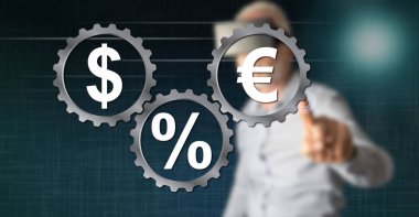 VR kulaklıklı bir adam dokunmatik ekranda döviz konseptine parmağıyla dokunuyor.