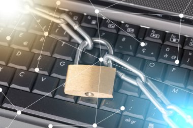 Bilgisayar güvenlik kavramı ile bir asma kilit ve bir zincir, klavyesindeki ışık efekti