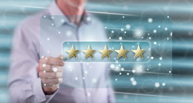 Bir müşteri dokunmadan adam kavramı bir dokunmatik ekran üzerinde bir kalemle gözden geçirin