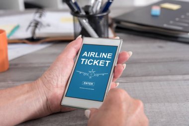Havayolu bilet konsepti ile bir akıllı telefon tutarak el