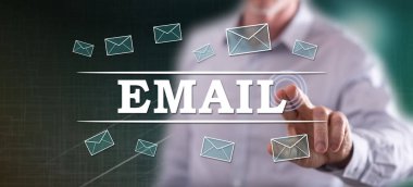 Bir adam dokunmatik ekranda e-posta konseptine parmağıyla dokunuyor.