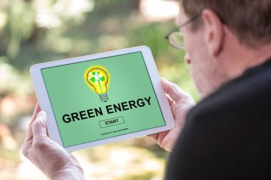 Yeşil enerji kavramını gösteren tablet ekranı
