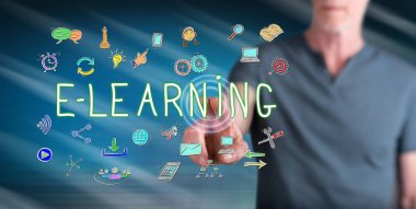 Bir adam dokunmatik ekranda e-öğrenme kavramına parmağıyla dokunuyor.