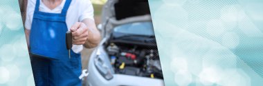 Araba motoru kontrol ettikten sonra arabanın anahtarlarını teslim araba tamircisi. panoramik afiş