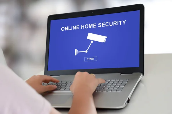 Használ Egy Laptop Val Online Otthoni Biztonsági Koncepció Képernyőn — Stock Fotó