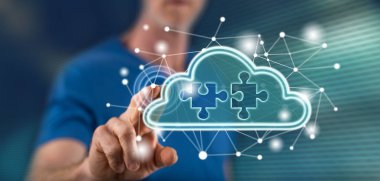 Bir adam dokunmatik ekranda bulut ağı konseptine parmağıyla dokunuyor.