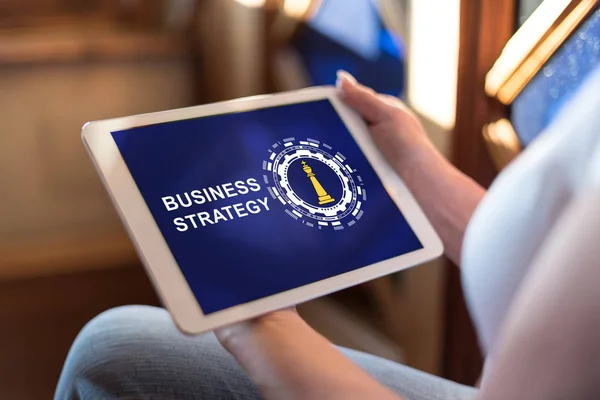 Mulher Segurando Tablet Mostrando Conceito Estratégia Negócios — Fotografia de Stock