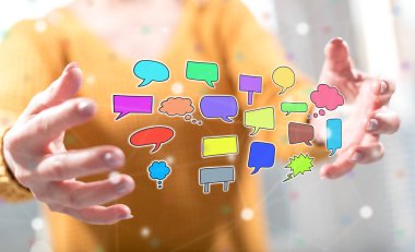 Arka planda bir kadının elleri arasındaki iletişim konsepti