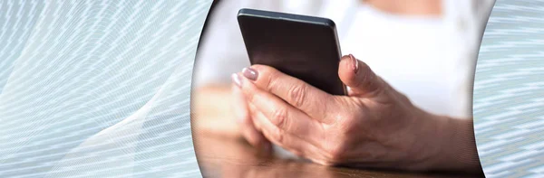 携帯電話を使って女性の手のクローズ アップ パノラマ バナー — ストック写真
