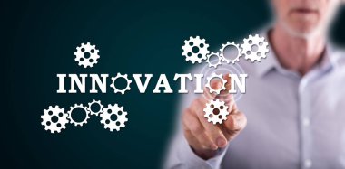 Adam dokunmatik ekranda yenilik kavramına parmağıyla dokunuyor.