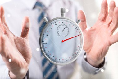 Zaman kavramı içinde geçmiş bir adamın elleri arasında