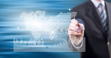 Stylus kalemi ile bir dokunmatik ekran üzerinde bir dijital pazarlama istatistik kavram dokunmadan adam