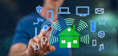 Adam dokunmatik ekranda akıllı bir ev kavramına parmağıyla dokunuyor.