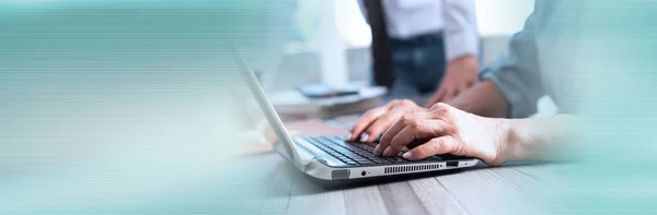 Vrouwelijke Handen Met Behulp Van Een Laptop Office Panoramisch Banner — Stockfoto