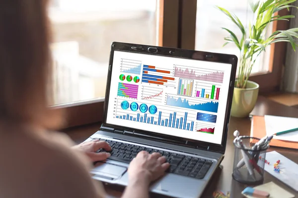 Екран Ноутбука Відображає Концепцію Фінансового Аналізу — стокове фото