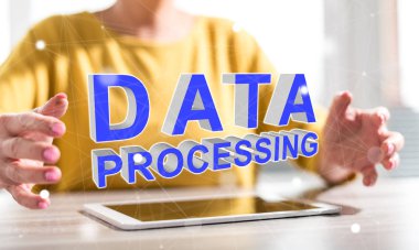 Arka planda bir kadının el arasında veri işleme konsepti ile dijital tablet