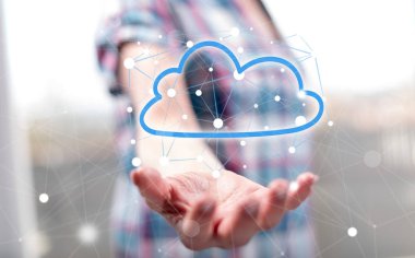 Bulut ağı kavramı arka plandaki bir kadının elinin üstünde.