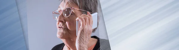 Senior Kobiety Pomocą Smartfona Panoramiczne Transparent — Zdjęcie stockowe