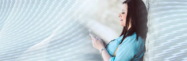 Mooie Jonge Vrouw Met Haar Gsm Panoramisch Banner — Stockfoto