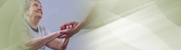 Hand Einer Krankenschwester Hält Hand Einer Älteren Frau Panorama Banner — Stockfoto