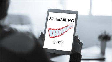 Bir video akış kavram görüntüleyen tablet ekranı
