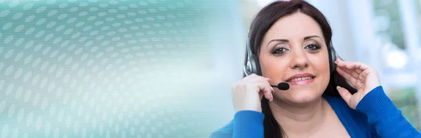 Lachende Mooie Vrouw Met Een Headset Panoramisch Banner — Stockfoto