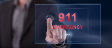 Adam dokunmatik ekranda acil durum kavramına parmağıyla dokunuyor.