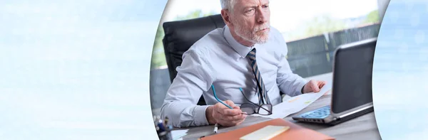 Mogen Affärsman Arbetar Laptop Office Panoramautsikt Över Banner — Stockfoto