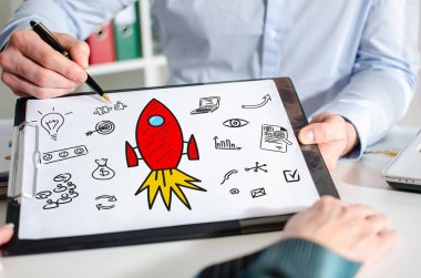 İşadamı gösteren başlangıç kavramı üzerinde bir pano