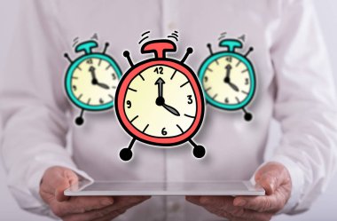 Zaman kavramı üzerinde arka planda bir adam tarafından düzenlenen bir tablet