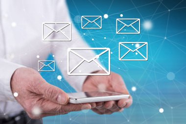 Elle tutulan akıllı telefonun üstündeki mesaj kavramı