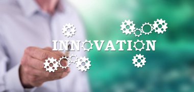 Bir adam dokunmatik ekranda kalemle yenilik kavramına dokunuyor.