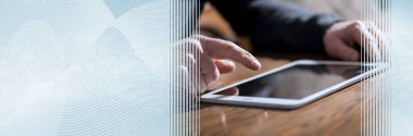 Onun evde tablet, panoramik banner kullanan adam