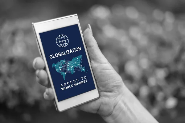 Vrouwelijke Hand Met Een Smartphone Met Globalisering Concept — Stockfoto