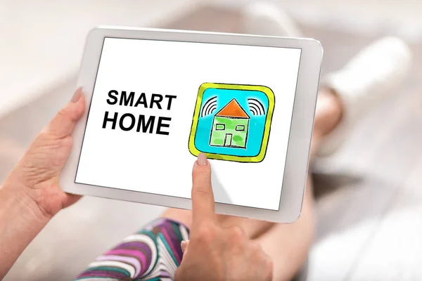 Frau Nutzt Tablet Mit Smart Home Konzept — Stockfoto