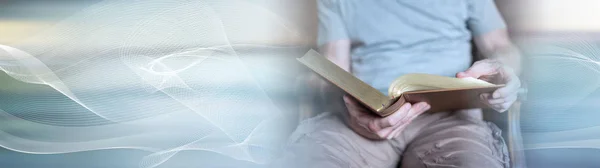 Mann Sitzt Hause Und Liest Die Bibel Panorama Banner — Stockfoto