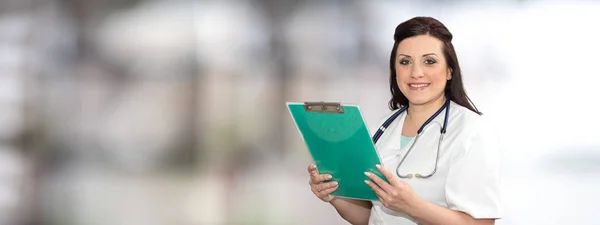 Retrato Una Doctora Sosteniendo Portapapeles Sobre Fondo Borroso —  Fotos de Stock