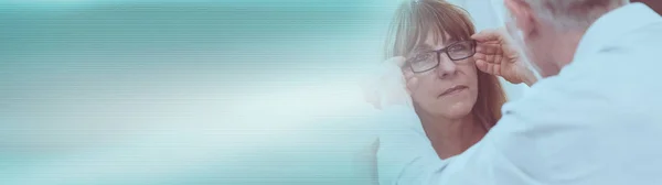 Reife Frau Testet Neue Brillen Optikergeschäft Panorama Banner — Stockfoto