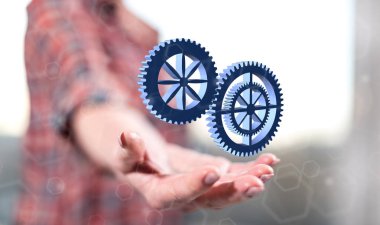 Takım çalışması kavramı, arka plandaki bir kadının elinin üstünde.