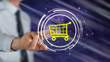 Bir adam dokunmatik ekranda online alışveriş konseptine parmağıyla dokunuyor.