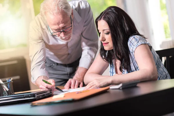 Ung Affärskvinna Och Ledande Affärsman Arbetar Tillsammans Kontoret Ljuseffekt — Stockfoto