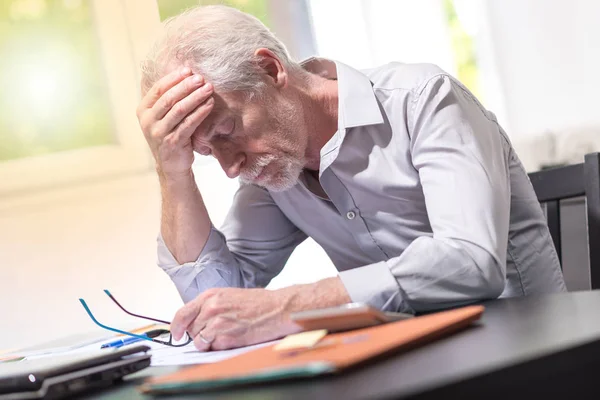 Gestresster Geschäftsmann Sitzt Mit Der Hand Auf Der Stirn Büro — Stockfoto