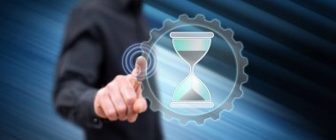 Adam dokunmatik ekranda zaman yönetimi kavramına parmağıyla dokunuyor.