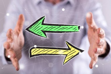 Arka plandaki bir adamın elleri arasındaki karar kavramı