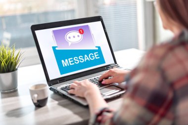 Bir ileti konseptini gösteren dizüstü bilgisayar