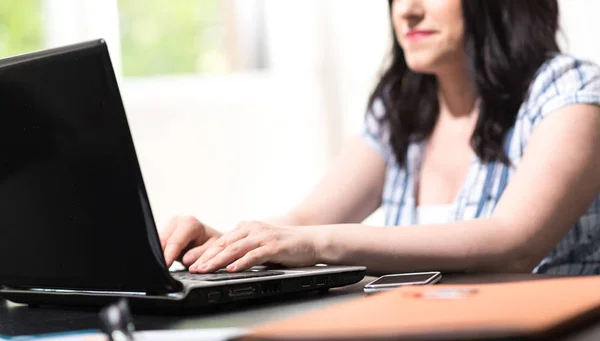 Jovem Mulher Negócios Atraente Trabalhando Laptop Escritório Efeito Luz — Fotografia de Stock
