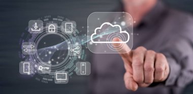 Adam dokunmatik ekranda bulut hesaplama konseptine parmağıyla dokunuyor.