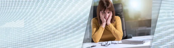 Femme Affaires Désespérée Avec Tête Dans Les Mains Assise Bureau — Photo