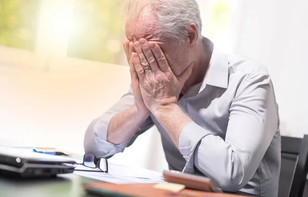Hombre Negocios Estresado Sentado Oficina Con Cabeza Las Manos Efecto —  Fotos de Stock